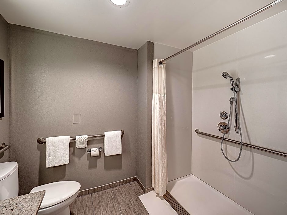 DoubleTree by Hilton Bloomington