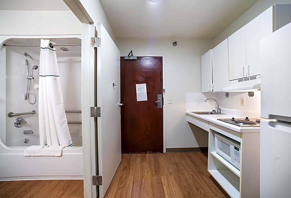 HomeTowne Studios by Red Roof St. Louis - Airport/ N Lindbergh