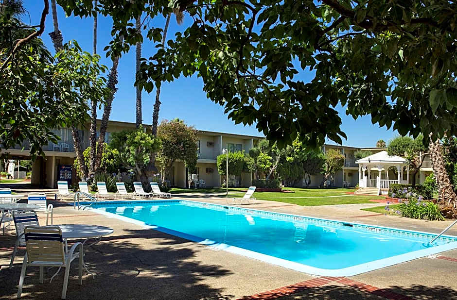 Golden Sails Hotel