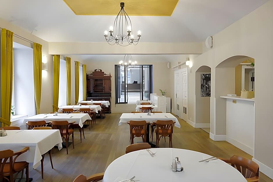 Three Crowns Hotel