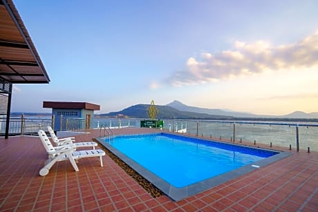 Intouch Riverside Hotel