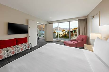One-Bedroom King Suite with Lake View