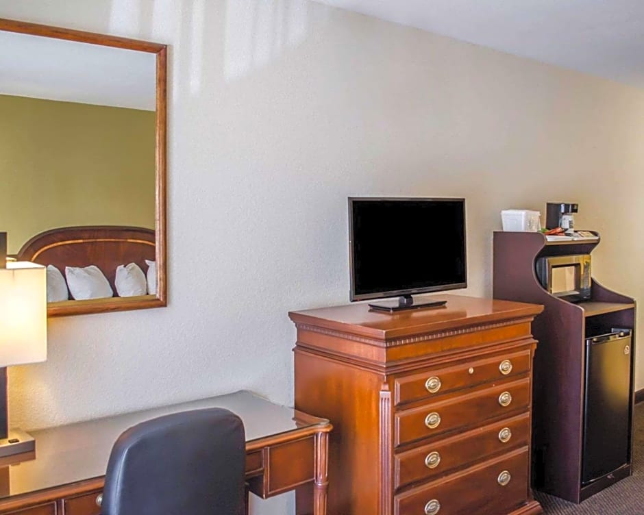 Quality Inn & Suites Pensacola Bayview