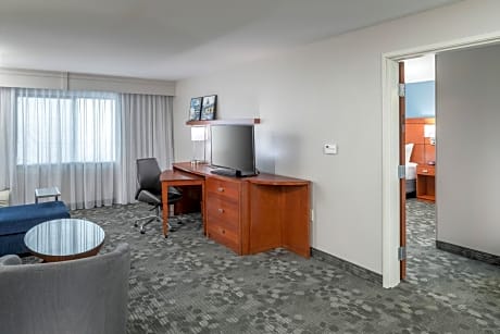 One-Bedroom King Suite with Sofa Bed and Adapted Tub - Mobility Accessible