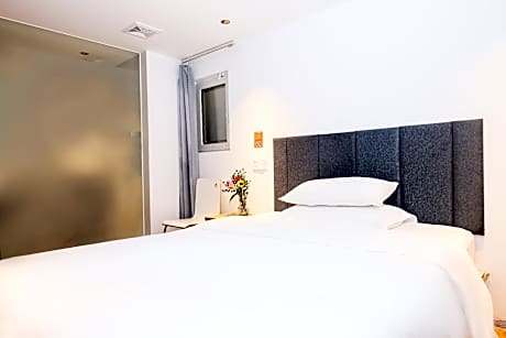 Room with Queen Bed