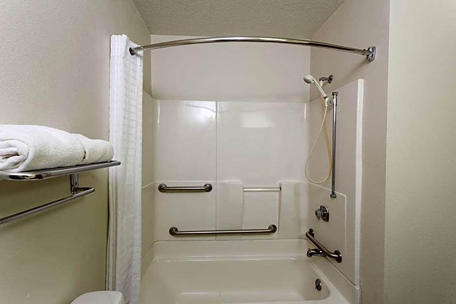 Super 8 by Wyndham Germantown/Milwaukee