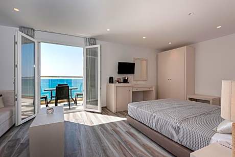 Deluxe Family Suite with Front Sea View