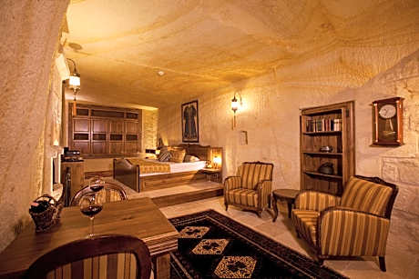 Majestic Cave & Pool Suite