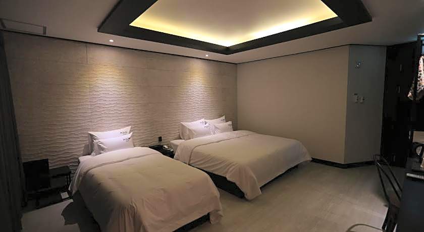 almond hotel Gupo station