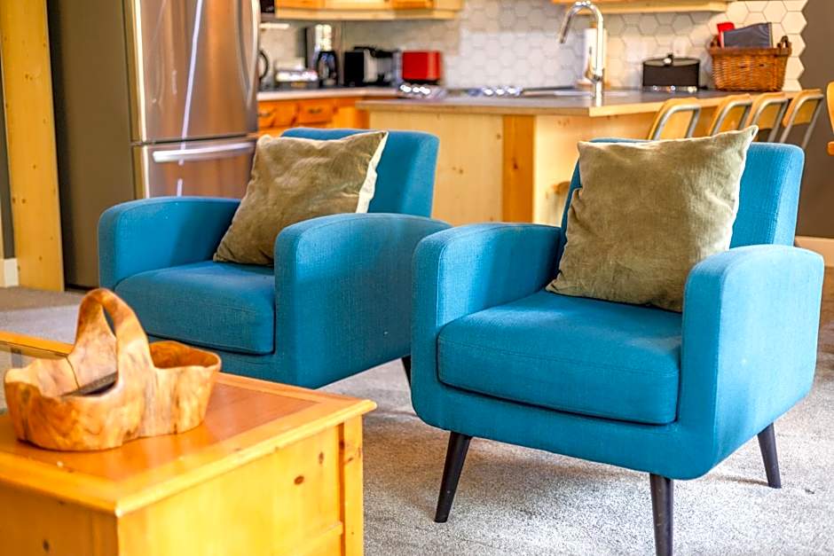 Ski In & 15 Minute Walk to the Lifts Hot Tub AC Pet Friendly