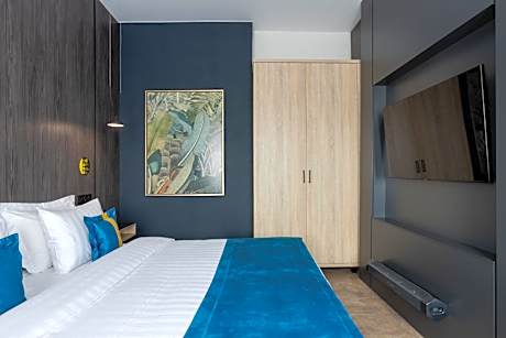 Two-Bedroom Deluxe Apartment with Garden View