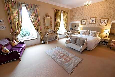 King-Deluxe-Ensuite with Bath-Garden View-The Quorn