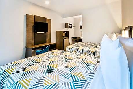 2 Queen Beds | ADA/Tub