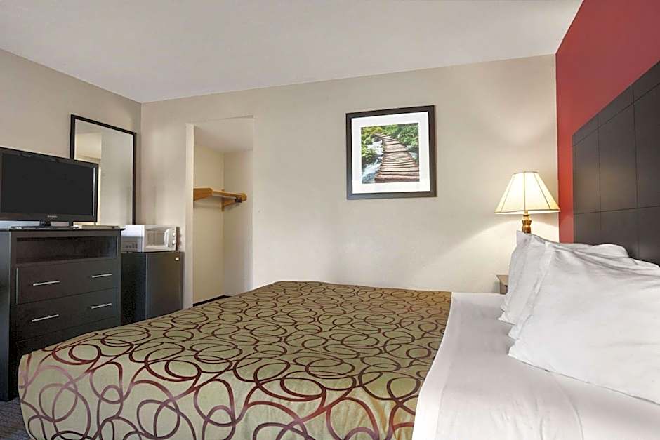 Travelodge by Wyndham Traverse City MI 