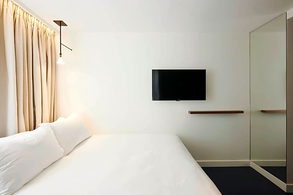 Perpetual Elysee Montaigne