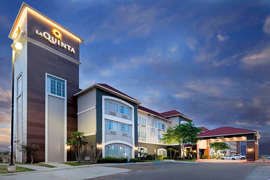 La Quinta Inn & Suites by Wyndham Laredo Airport