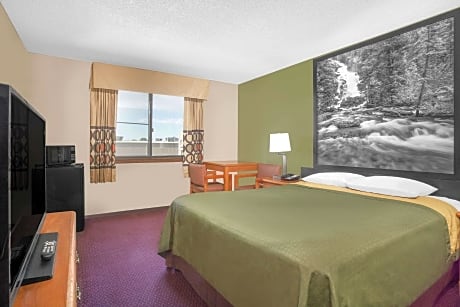 1 Queen Bed Non-Smoking