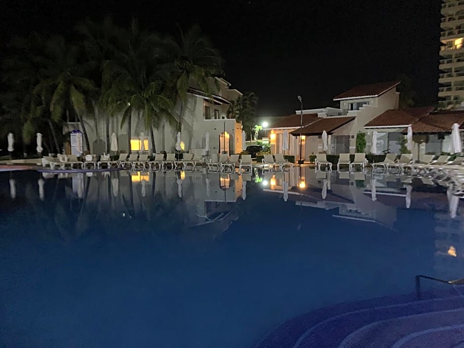 HAB PTa B ÁREA DE VILLAS DENTRO DEL HOTEL Junto al Krystal EN IXTAPA WIFI 2A 1M Con playa