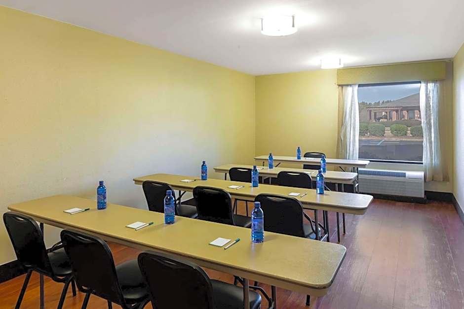 La Quinta Inn & Suites by Wyndham Lagrange / I-85