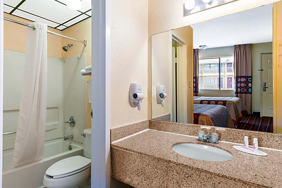 Super 8 by Wyndham Temple S. General Bruce