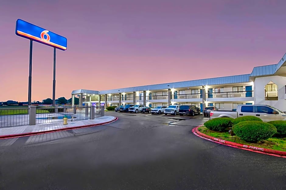 Motel 6 Texarkana, TX