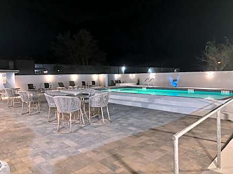 Deluxe 6 Inn & Suites