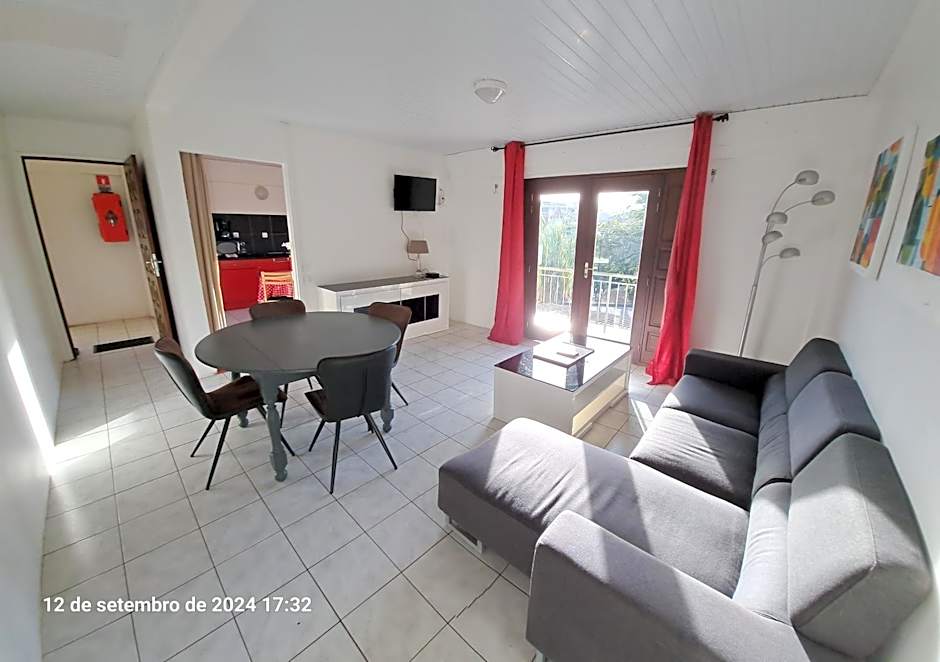 Au Petit Canal Fleuri