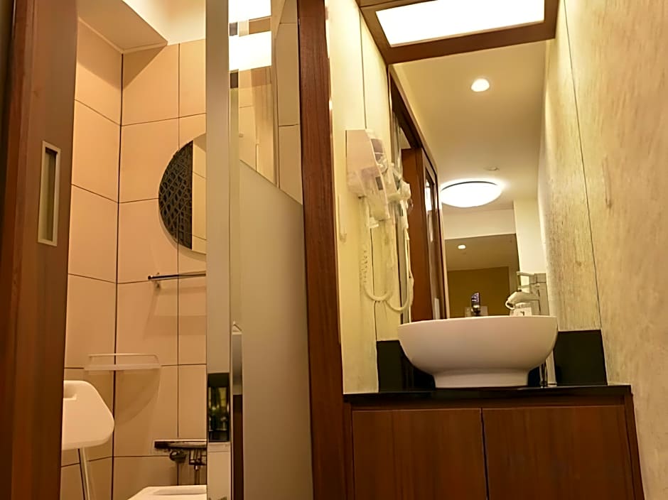 Okinawa Kariyushi Lch Izumizaki Kenchomae Hotel