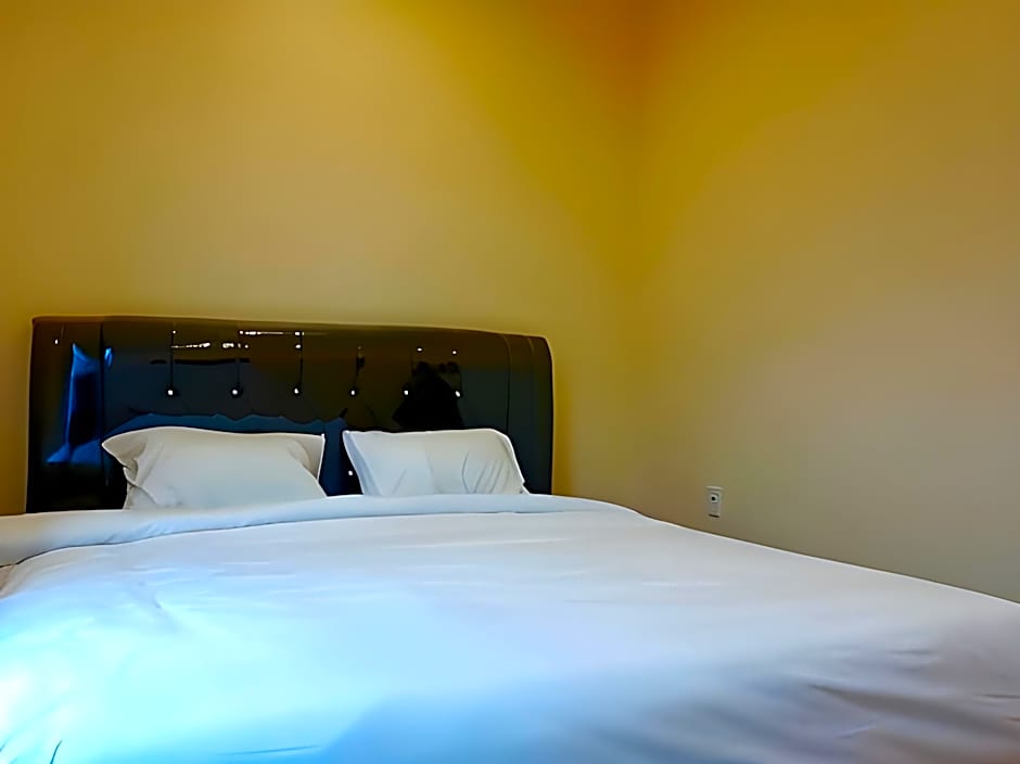 Adam Malik Guesthouse near Regale ICC Medan Mitra RedDoorz