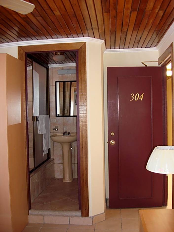 Hotel La Guaria Inn & Suites