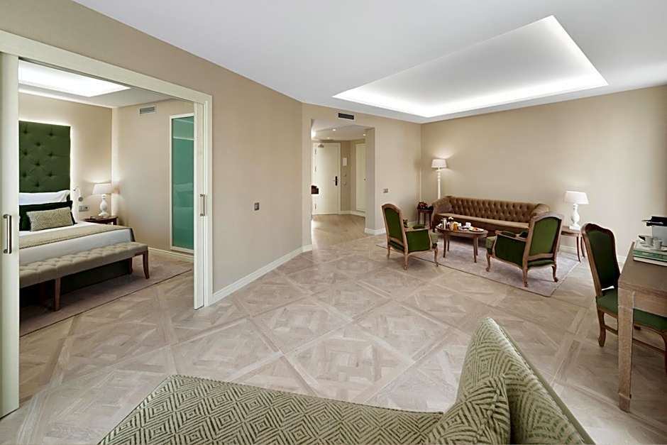 Lamaro Hotel