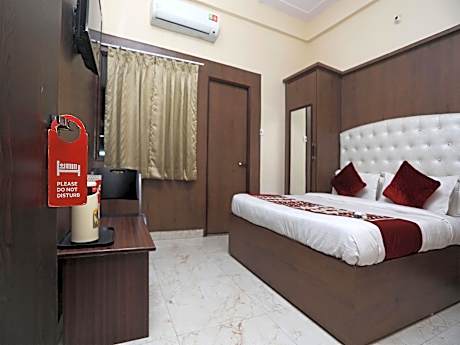 OYO 14949 Shashi Hotel