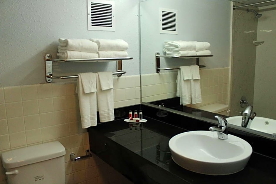 Travelodge by Wyndham Water's Edge Hotel - Racine