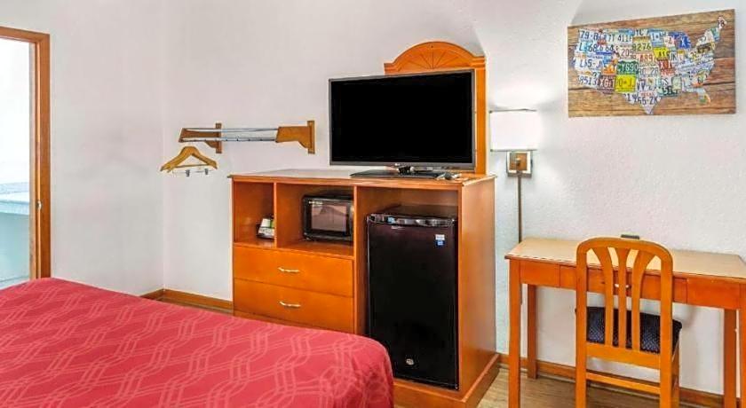 Econo Lodge Inn & Suites