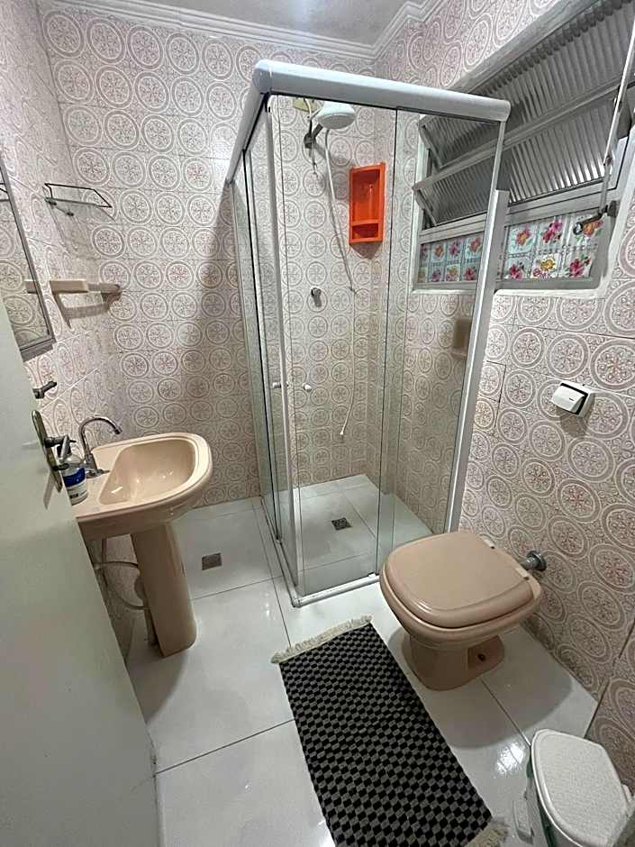 Pé na areia - 6 Hospedes Praia da Guilhermina- WI FI - Garagem- Quiosques e bares Supermercados ao lado