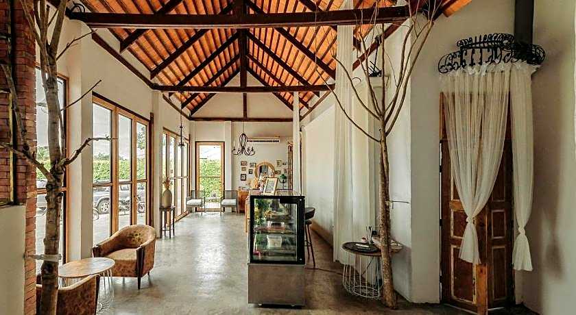 White Wall Riverfront Hotel