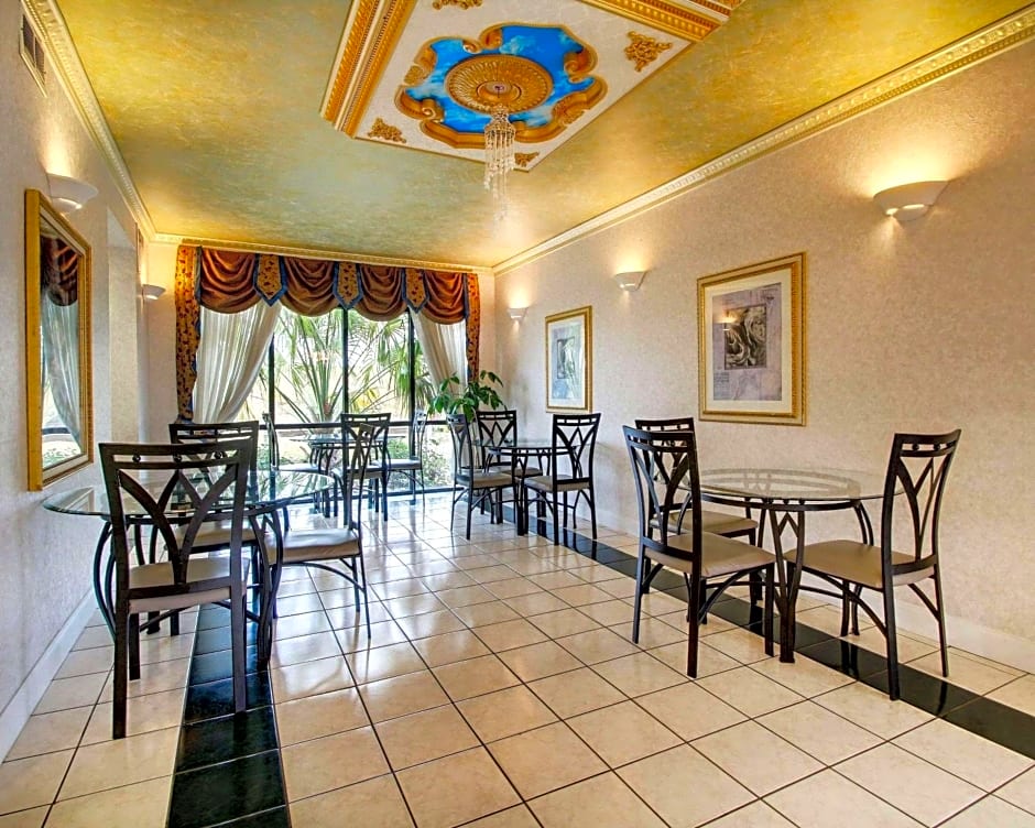Econolodge Inn & Suites