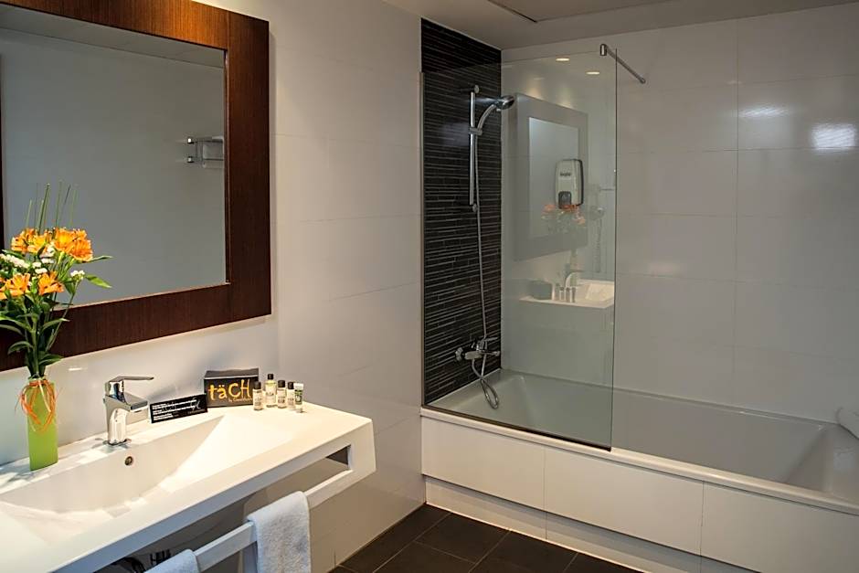 täCH Madrid Airport