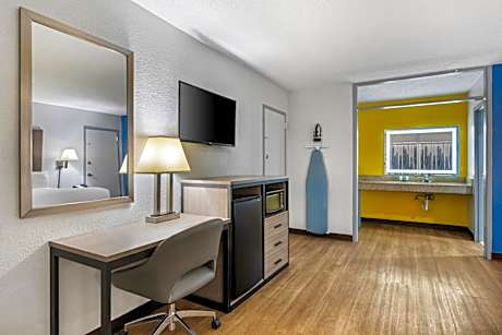 1 King Bed, Nonsmoking