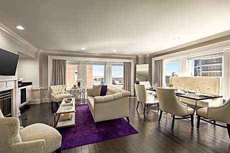 Presidential Suite, 1 King, Corner room