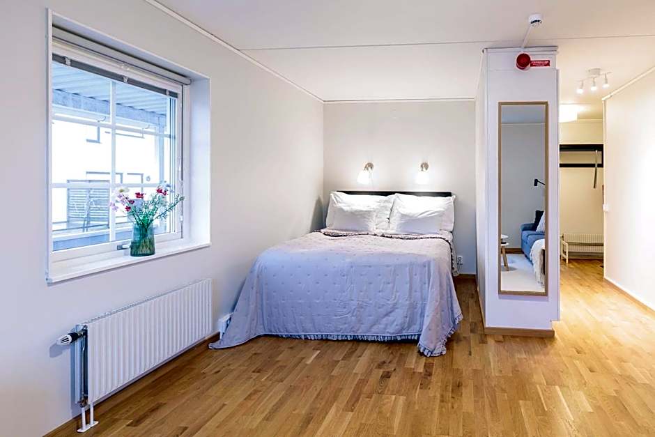 Easy Livin' Apartment Hotel