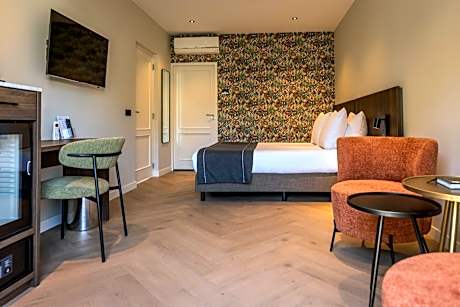 Deluxe Room with Kingsize Bed and Bath