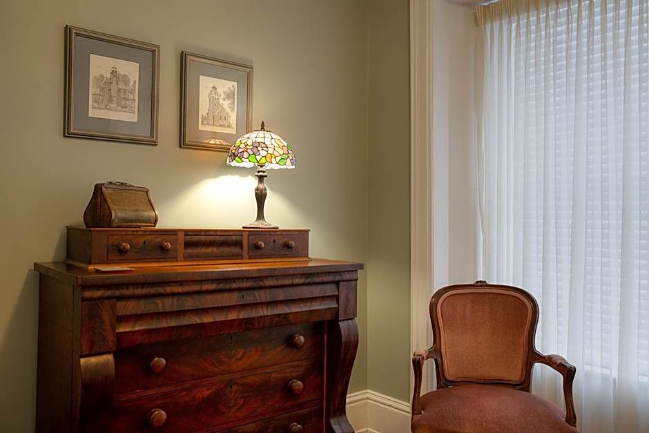 Sir Isaac Brock B&B Luxury Suites