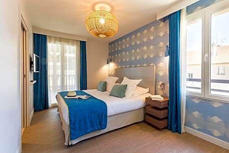 Three-Bedroom Apartment with Terrace or Balcony (8 People) - Capitanierie Buildings