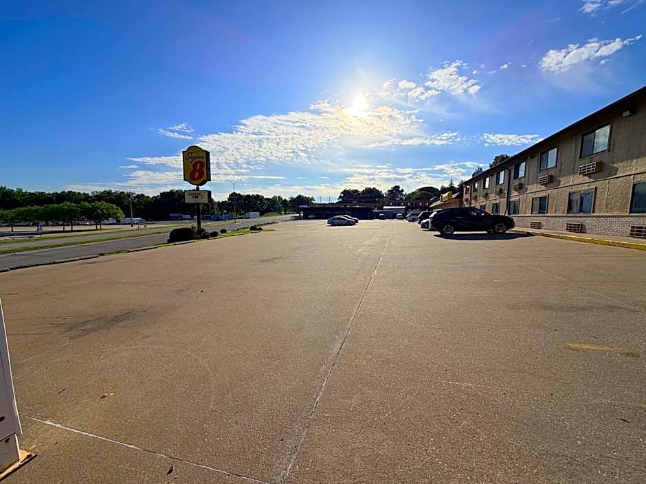 Super 8 by Wyndham Macomb