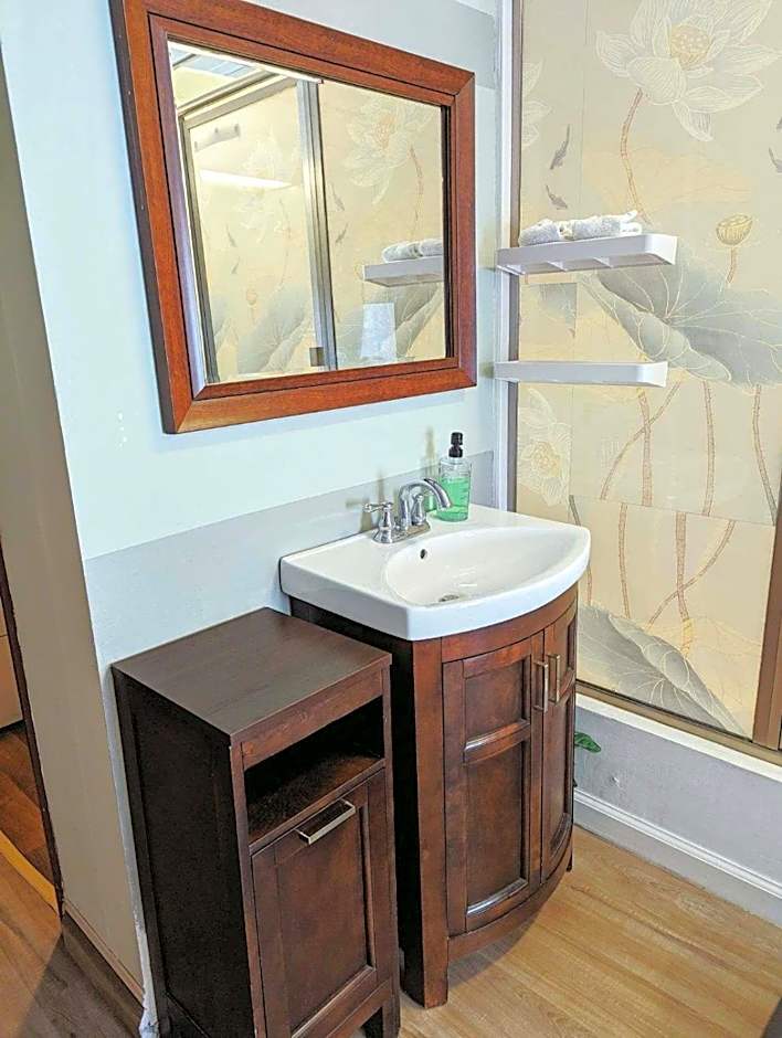 Uptown area, Cozy king Suite, quiet and private, free parking, walk to restaurants
