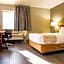 La Quinta Inn & Suites by Wyndham Milwaukee Airport / Oak Creek