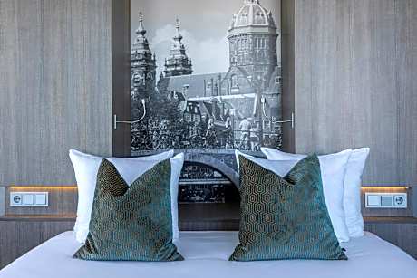 Deluxe Room 1 Queen Bed Corner View