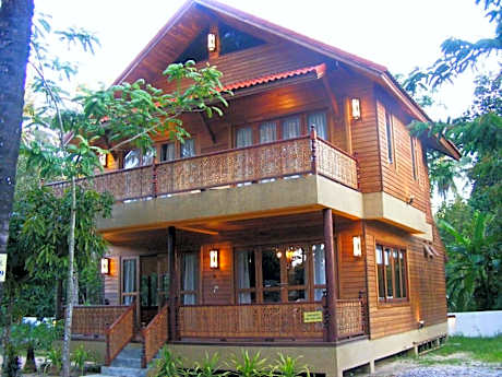 Baan Banyan Villa, wood house short walk to Mae Nam beach