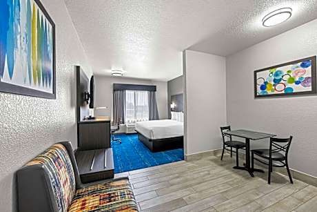 King Room with Kitchenette and Dining Area - Non-Smoking